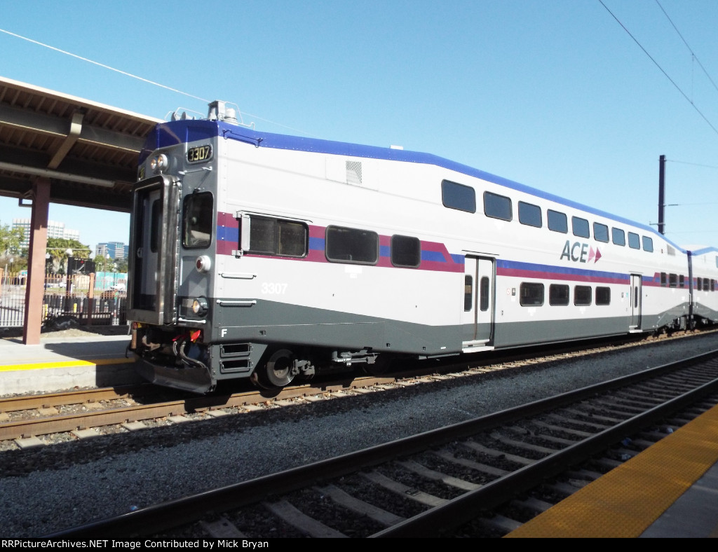 Cab car ACE #3307 in a new coat to match the SC-44s